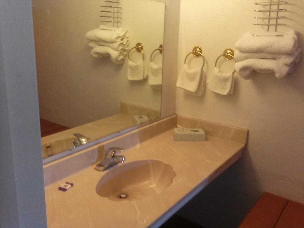 Americas Best Value Inn Wendover Quarto foto